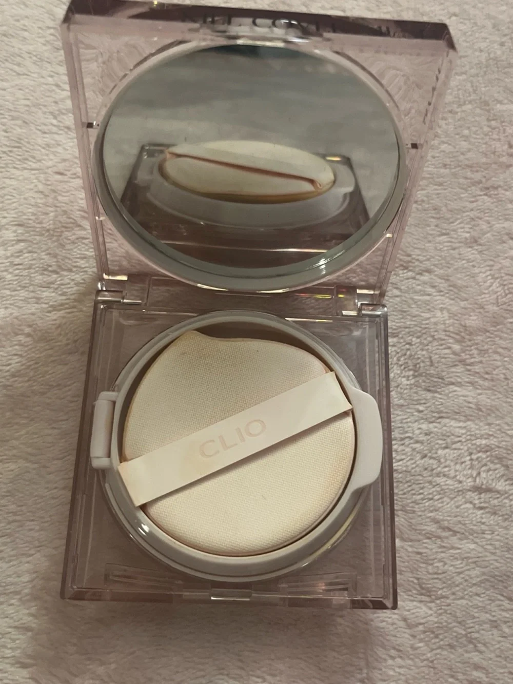 CLIO White Cushion Compact with Puff